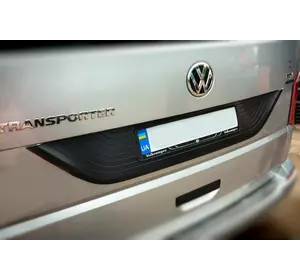 Пластикова накладка на кришку багажника Чорна для Volkswagen T6