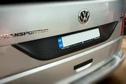 Пластикова накладка на кришку багажника Чорна для Volkswagen T6