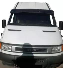 Козирьок на лобове скло V1 (чорний глянець, 5мм) для Iveco Daily 1999-2006 рр Козирьок на лобове скло V1 (чорний глянець, 5мм) для Iveco Daily 1999-2006 рр