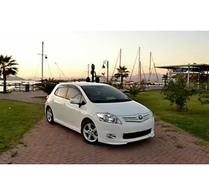 Бокові пороги (під фарбування) для Toyota Auris 2007-2012 рр Бокові пороги (під фарбування) для Toyota Auris 2007-2012 рр